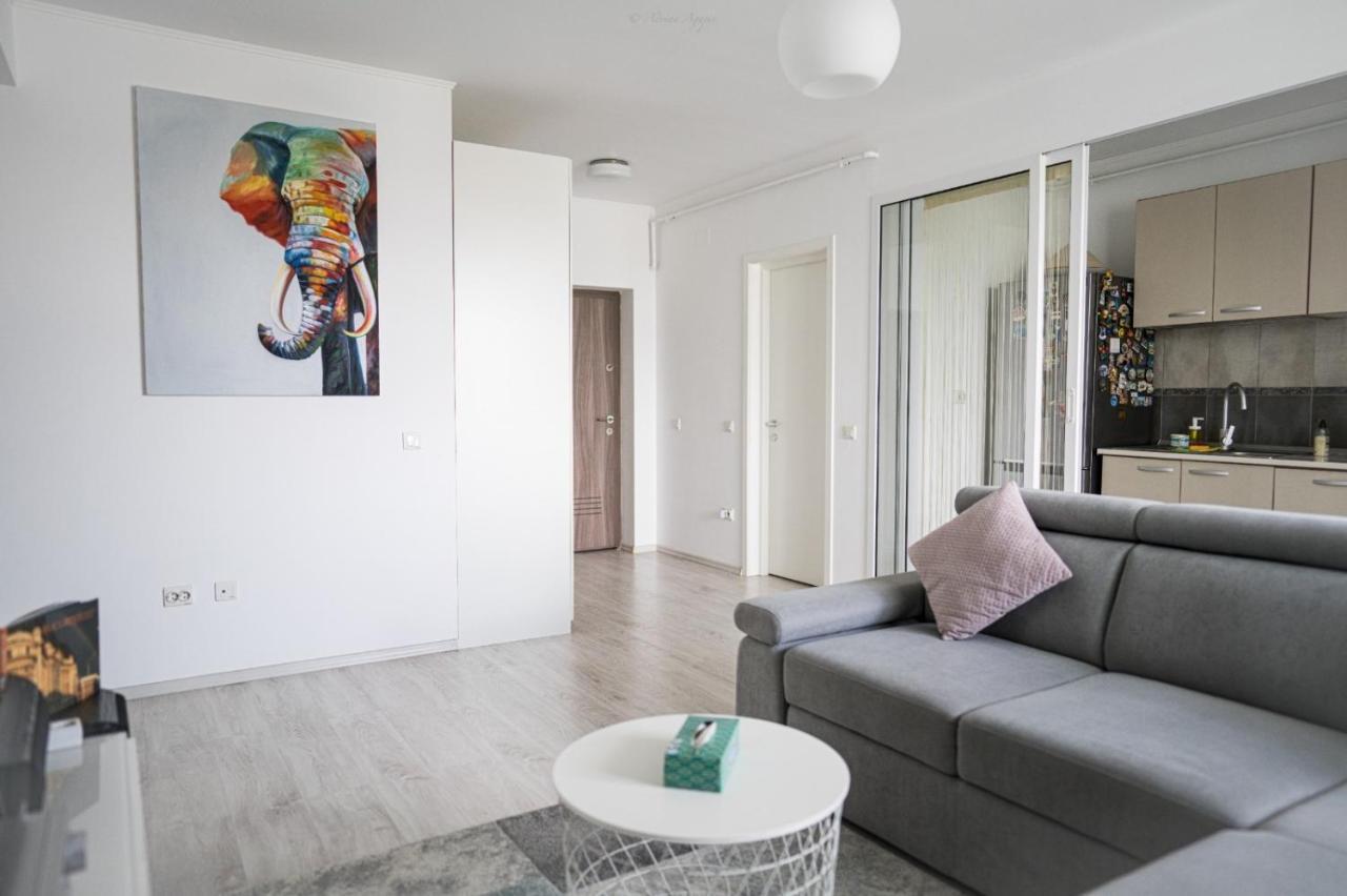 Feels Like Home Apartment M S Apartments Bukares Bagian luar foto